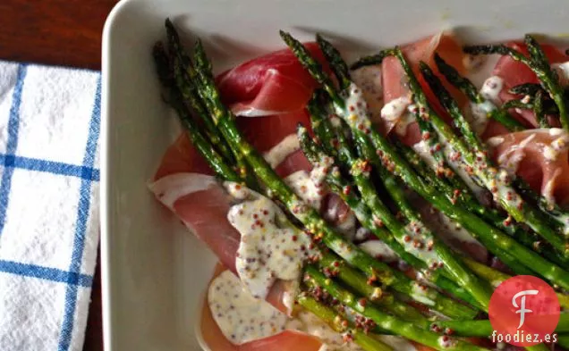 Cena de esta noche: Espárragos con Salsa de Mostaza Crème Fraiche y Jamón