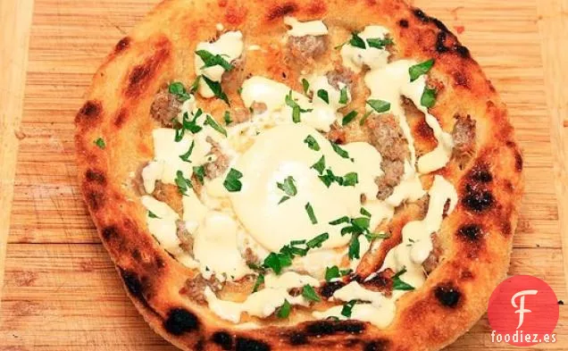 Pizza de Desayuno Frita con Salchichas, Huevos, Parmesano y Salsa Holandesa