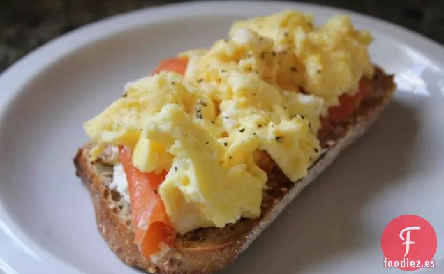 Lox y Huevos En Receta De Tostadas Rústicas