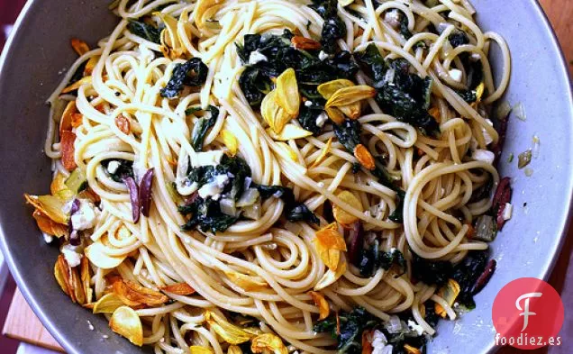 Espaguetis Con Acelgas Y Chips De Ajo