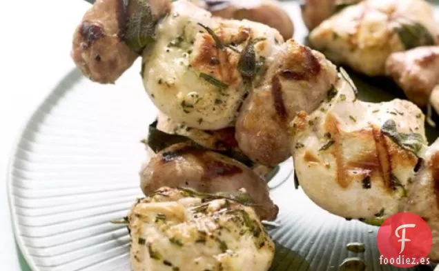 Brochetas de Pollo a la Salvia de Lorraine Wallace con Salchicha Italiana Dulce