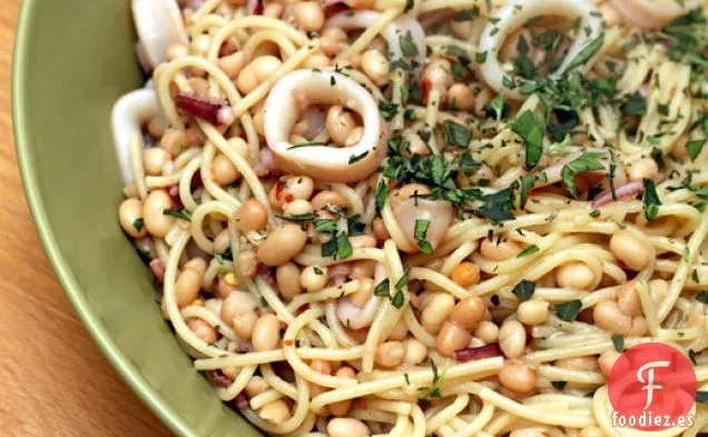 Pasta de David Tanis con Calamares y Frijoles Blancos