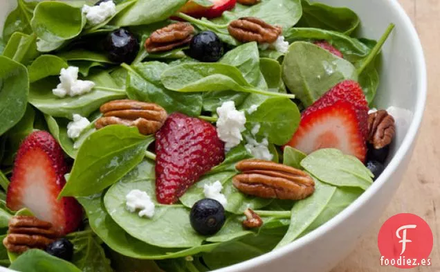 Espinacas Baby con Bayas Frescas, Pacanas y Queso de Cabra en Vinagreta de Frambuesa