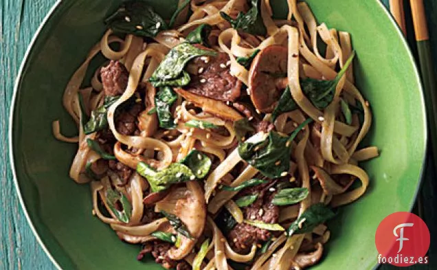 Fideos de Arroz Salteados con Carne de Res y Espinacas