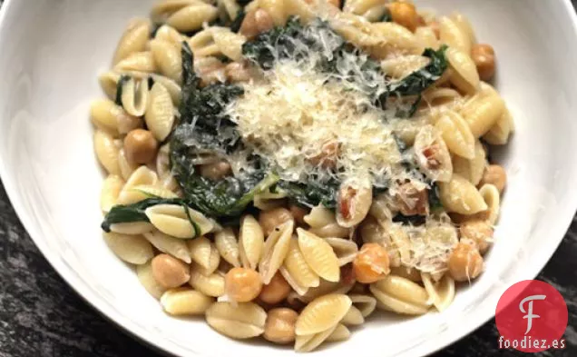 Cavatelli de Scott Conant con Verduras Marchitas, Panceta y Garbanzos