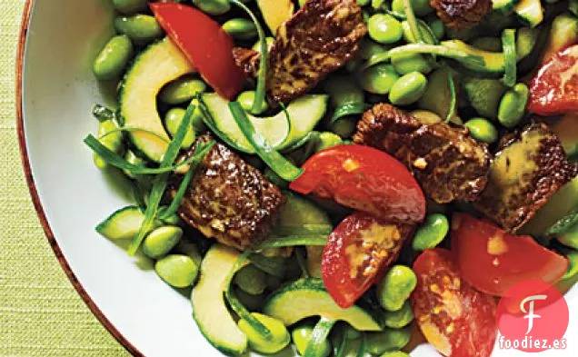 Ensalada de Edamame con Trozos Crujientes de Carne