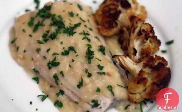 Lucioperca Escalfada Poco Profunda de Michael Ruhlman con Salsa de Chalota y Vino Blanco