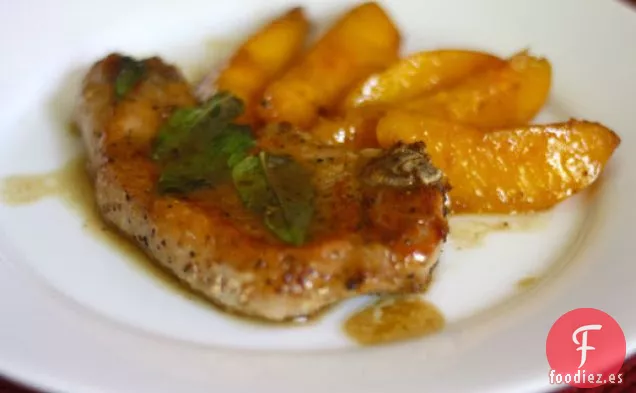 Chuletas de Cerdo con Duraznos, Bourbon y Albahaca