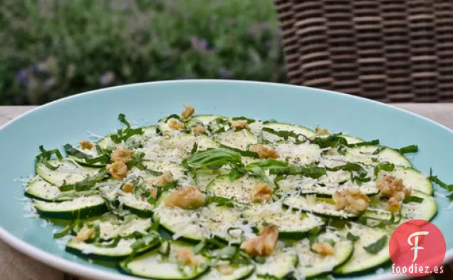 Ensalada de Carpaccio de Calabacín con Parmesano, Albahaca y Nueces