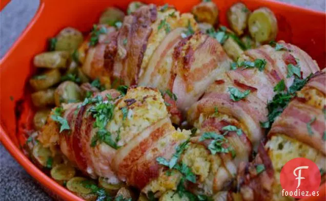 Paquetes de Pollo, Queso Cheddar y Jalapeño Envueltos en Tocino Con Patatas Alevines