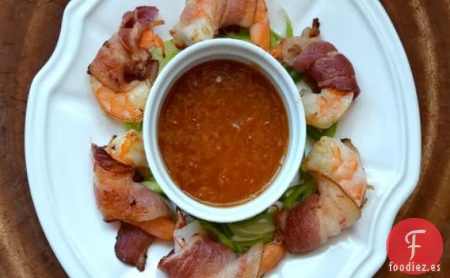 Cóctel de Camarones Envuelto en Tocino con Salsa de Rábano Picante de Albaricoque