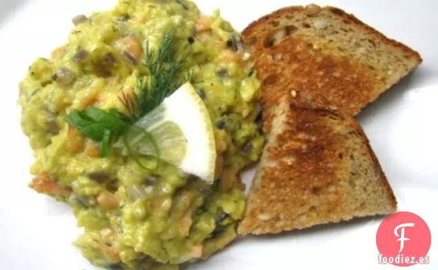 Revuelto de Salmón Ahumado con Eneldo, Cebolla Roja y Crema Fresca