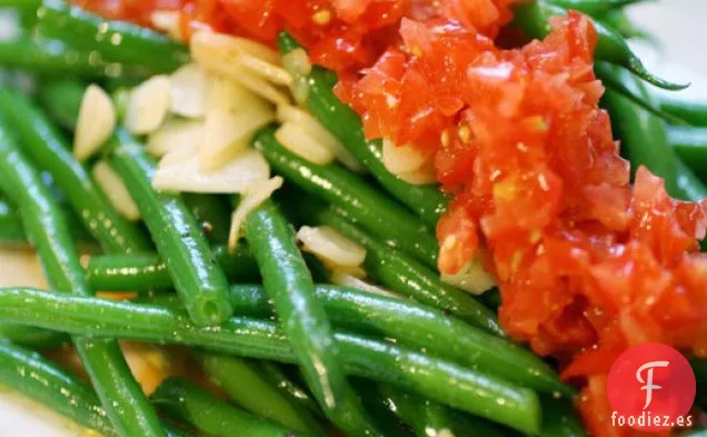 Ensalada de Judías Verdes Crujientes con Tomates Frescos y Ajo