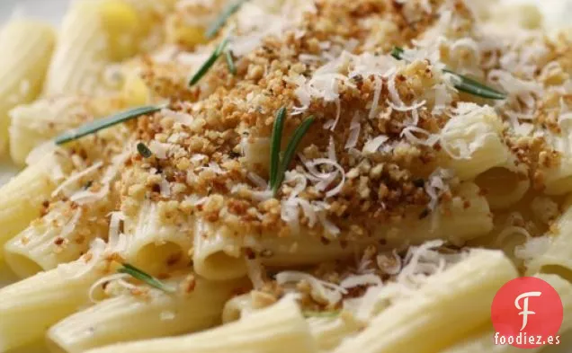 Rigatoni con Pan Rallado, Romero, Ajo y Parmesano Reggiano