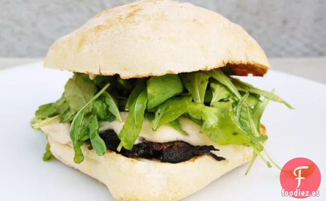 Sándwiches de Champiñones Portobello a la Parrilla con Rúcula y Frijoles Blancos para Untar
