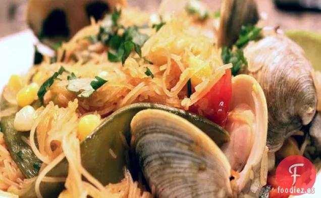 Fideos de Arroz en Sartén con Almejas, Guisantes y Maíz