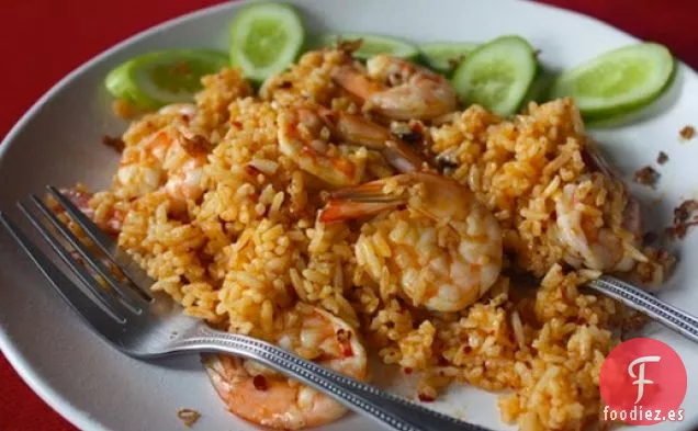 Arroz Frito con Camarones con Nam Prik Pao y Hierba de Limón Crujiente