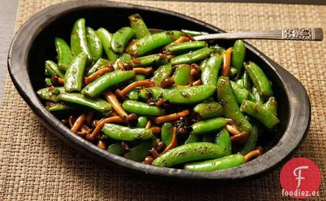 Guisantes Salteados y Champiñones con Salsa de Pescado y Albahaca