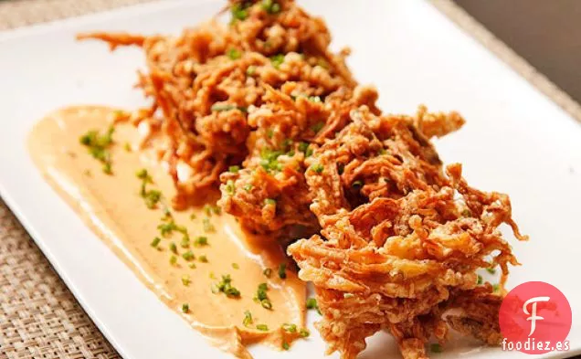 Enoki Crujiente y Buñuelos de Cebolla con Mayonesa de Curry Tailandés