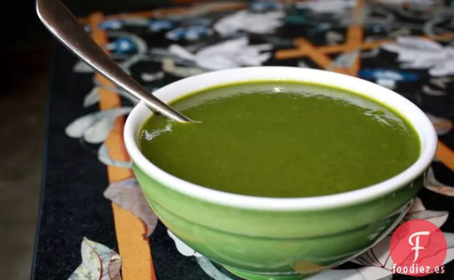 Sopa De Diosa Verde Con Calabacín, Acelgas Y Cilantro