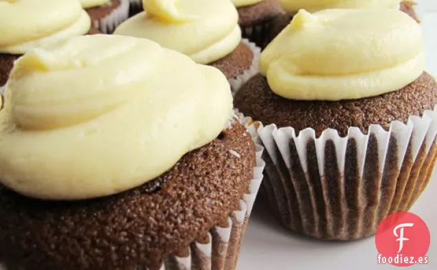 Cupcakes de Pan de Jengibre de Chocolate con Glaseado de Queso Crema de Chocolate Blanco