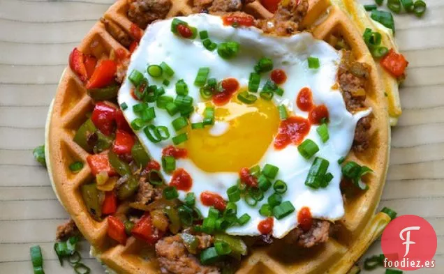 Gofres de Hierbas con Salchichas, Pimientos y un Huevo Frito