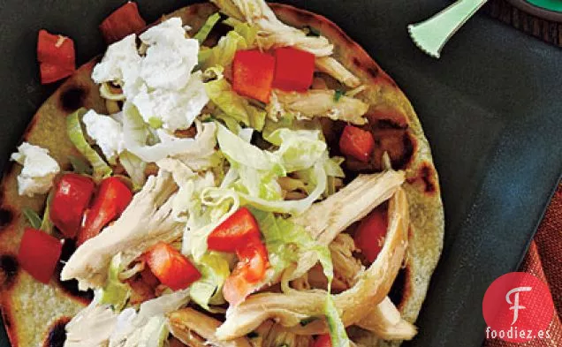 Tostadas de Pollo y Aderezo de Aguacate