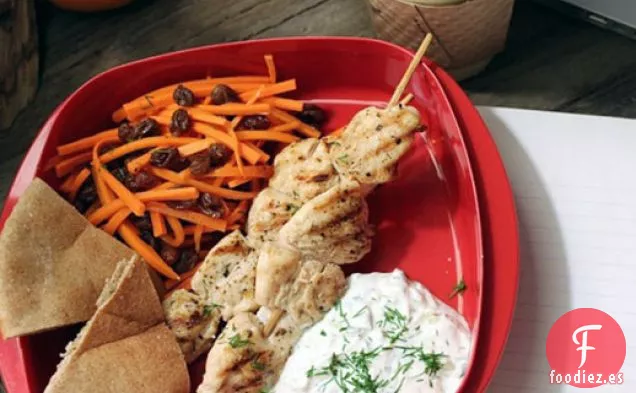 Kebab de Pollo con Ensalada de Zanahoria y Pasas y Salsa de Yogur Griego (Tzatziki)