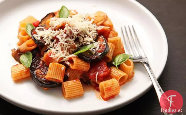 Pasta de Estilo Siciliano con Berenjena, Tomates y Ricotta Salata (Pasta Alla Norma)