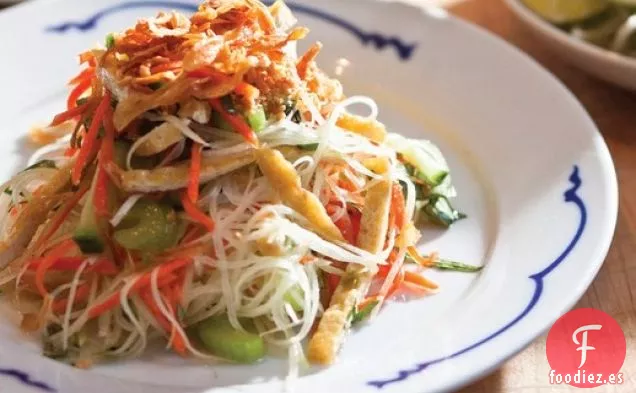 Ensalada de Papaya Verde de Charles Phan con Ram de Rau, Cacahuetes y Chalotes Crujientes
