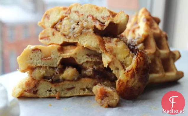 Sándwich de Gofres de Panceta y Plátano con Mantequilla de Maní y Jarabe de Arce