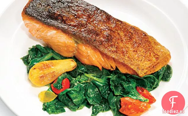 Salmón Chamuscado con Espinacas Marchitas