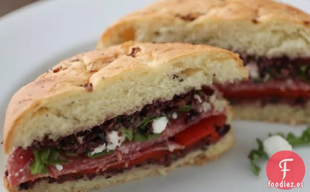 Sándwich de Salami Picante con Tapenade de Oliva y Queso de Cabra