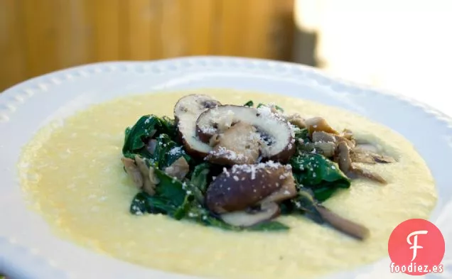 Polenta De Maíz Fresco Cubierta Con Salchichas, Acelgas Y Setas De Ostras