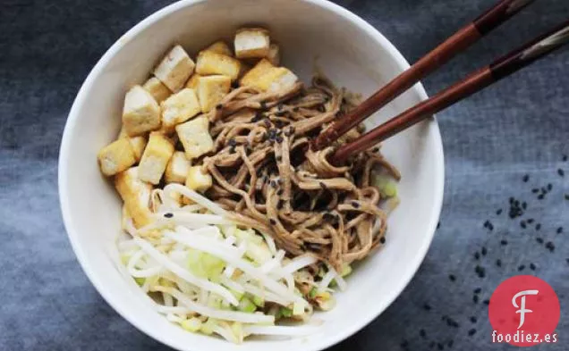 Fideos de Soba de Maní preparados con Tofu y Brotes de Soja en Escabeche