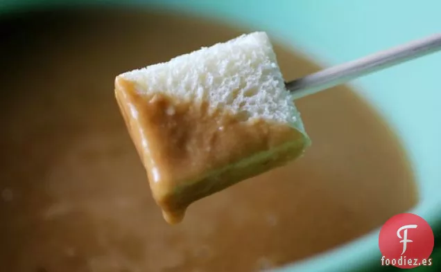 Fondue irlandés de queso Cheddar con Cerveza Negra y Whisky