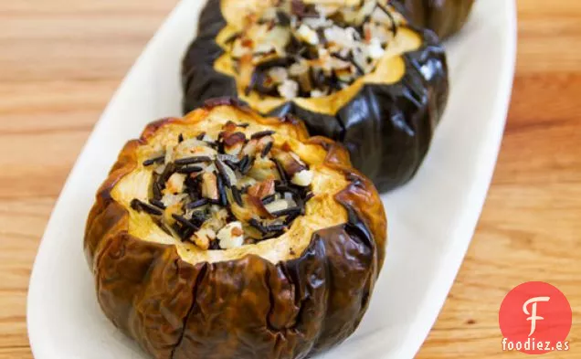Calabaza de Bellota al Horno con Arroz Salvaje, Pacanas y Relleno de Arándanos