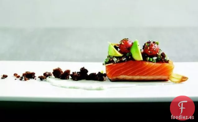 Salmón Apenas Ahumado de Richard Blais con Salsa de Pan Tostado, Aguacate, Huevo y Vinagreta