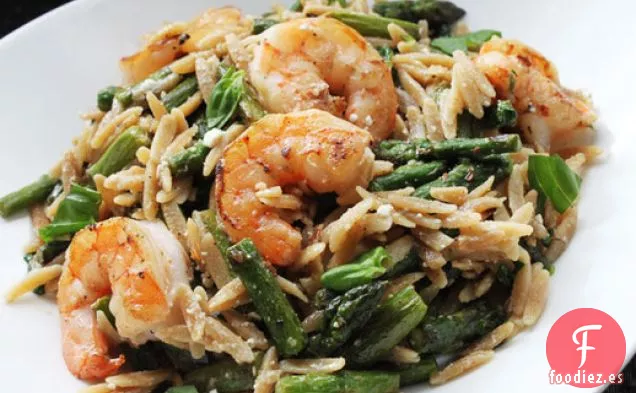 Camarones en sartén con Orzo, Queso Feta y Espárragos