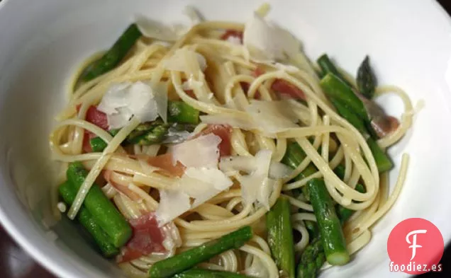 Linguini con Espárragos, Jamón y Alcaparras