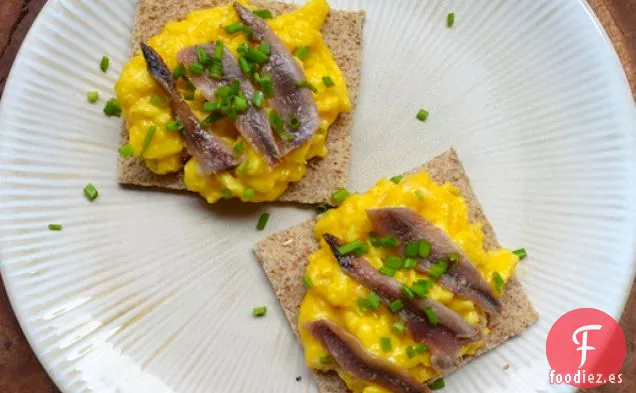 Becada Escocesa (Huevos Revueltos Cremosos y Anchoas en Tostadas)