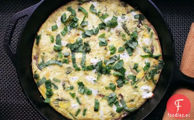 Sartén Frittata de Primavera con Espárragos y Queso de Cabra
