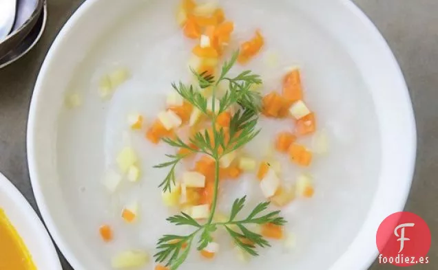 Sopa de Zanahoria Marfil de Deborah Madison con un Fino Dados de Zanahorias Naranjas