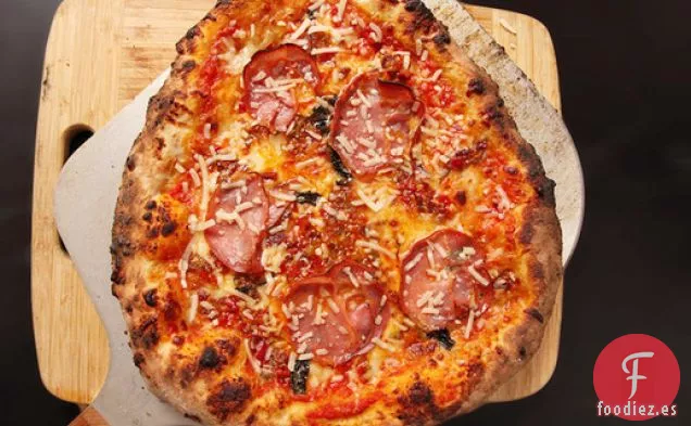 Pizza al estilo de Nueva York con Condimento de Pimienta de Cereza y Tocino y Coppa
