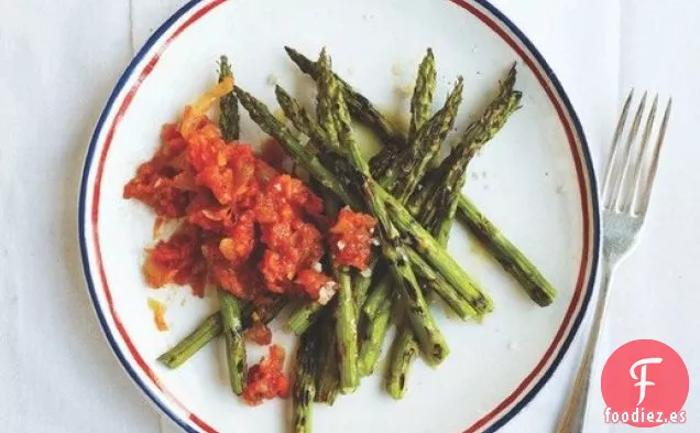 Espárragos Asados con Salsa de Tomate de la Mesa Familiar
