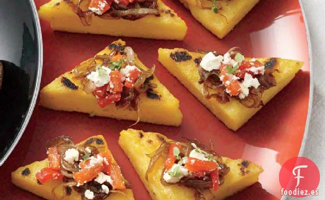 Tostadas de Polenta con Cebollas Balsámicas, Pimientos Asados, Queso Feta y Tomillo