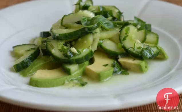 Ensalada Asiática de Pepino, Apio y Aguacate