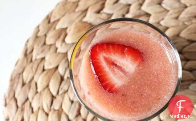 Agua Fresca de Fresa y Melón con Tomillo