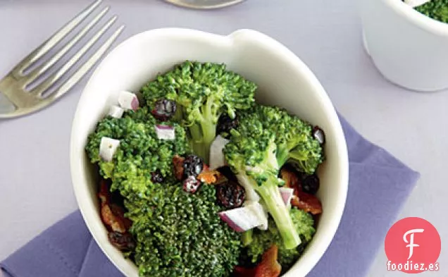 Ensalada Crujiente de Brócoli con Tocino y Grosellas