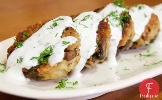 Buñuelos de Champiñones y Arroz con Crema Agria de Limón y Eneldo